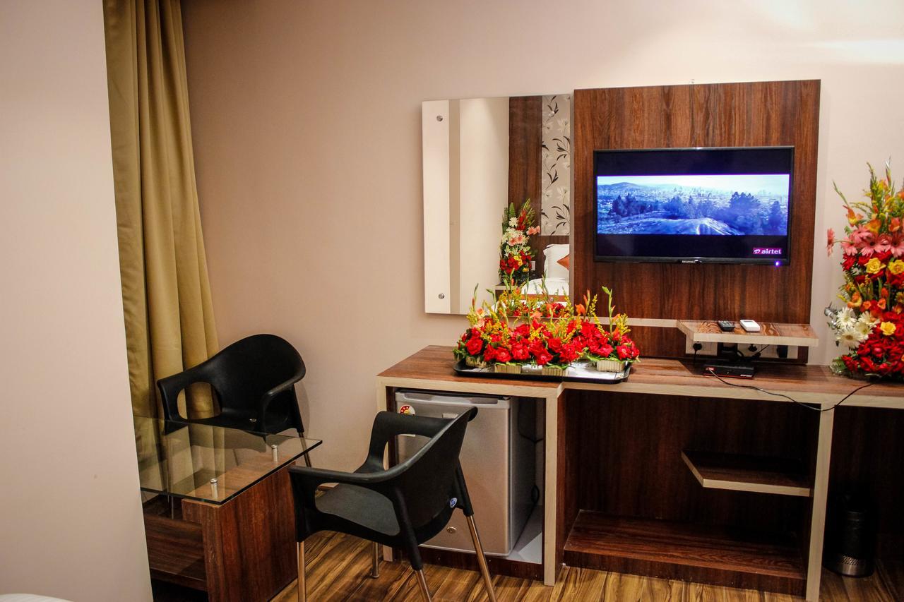Regenta Inn Larica Kalküta Dış mekan fotoğraf